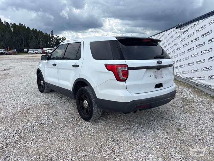 2016-ford-explorer-image-2