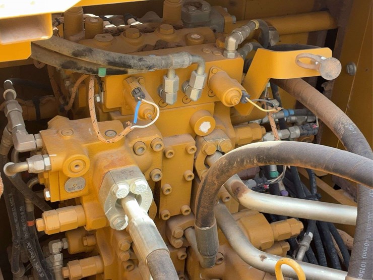 2017-caterpillar-323-image-48