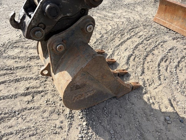 2014-takeuchi-tb235-image-10