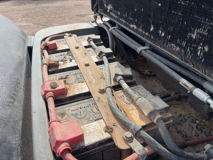 2005-challenger-cat-mt-855-b-belted-tractor-image-31