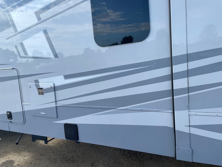 #100-•-2022-heartland-391-road-warrior-toy-hauler-camper-(has-wi-title)-image-55