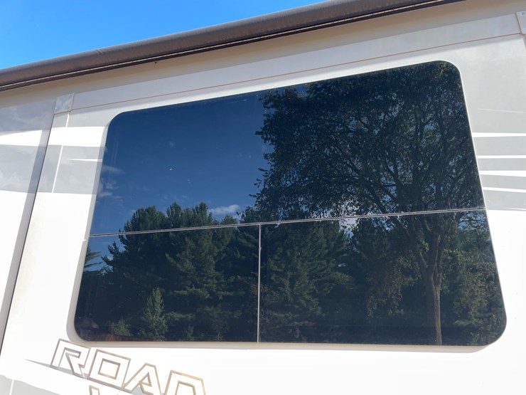 #100-•-2022-heartland-391-road-warrior-toy-hauler-camper-(has-wi-title)-image-32