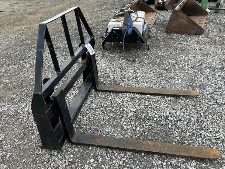 48"-light-duty-skid-steer-pallet-fork-image-4