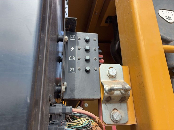 2017-caterpillar-323-image-38