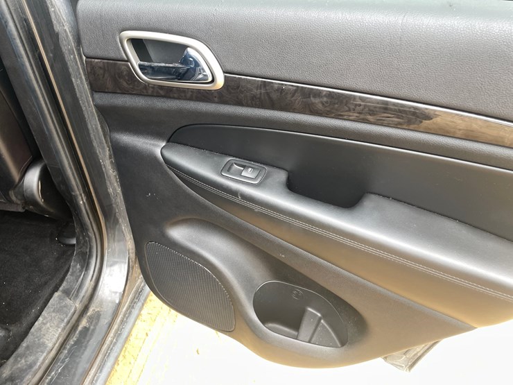 2011-jeep-grand-cherokee-laredo-image-52