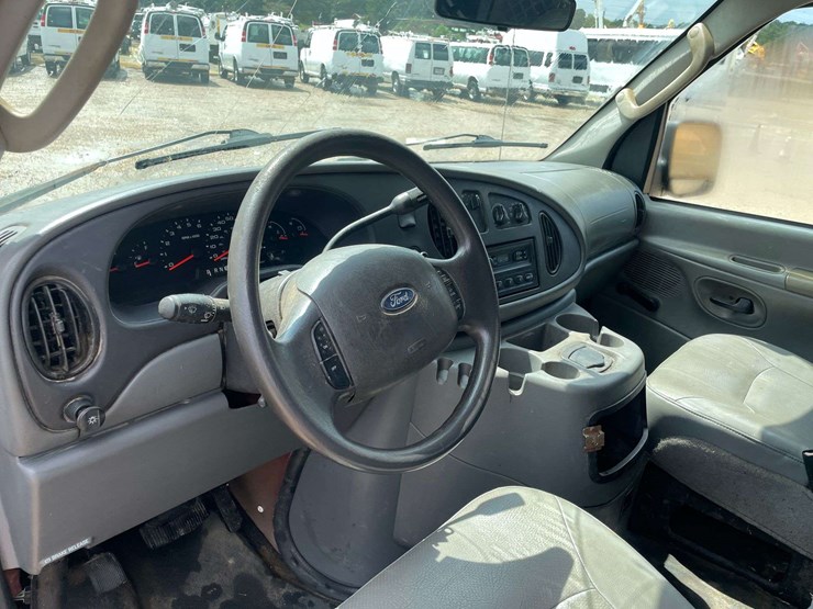 2005-ford-cargo-image-11