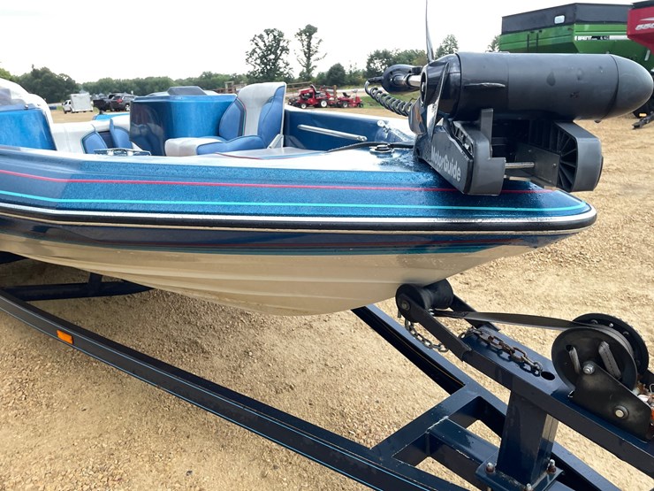 #1258-•-1988-18'-bayliner-bass-trophy-boat-(has-wi-title)-image-10