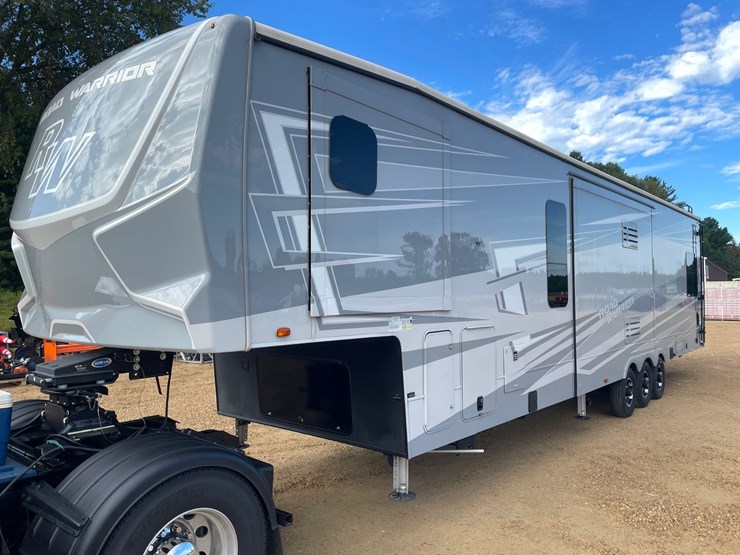 #100-•-2022-heartland-391-road-warrior-toy-hauler-camper-(has-wi-title)-image-7
