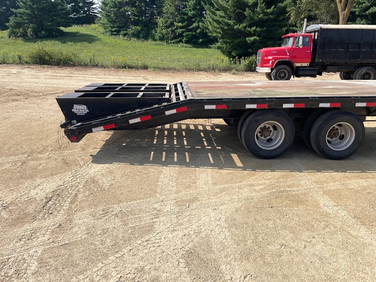 #110-•-2015-32'-pj-goosneck-trailer-(has-wi-title)-image-9