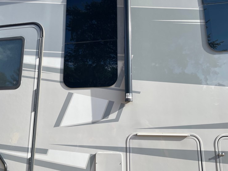 #100-•-2022-heartland-391-road-warrior-toy-hauler-camper-(has-wi-title)-image-28