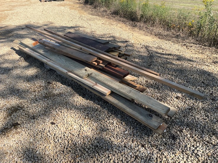 #3869-•-pallet-of-misc.-lumber-image-1
