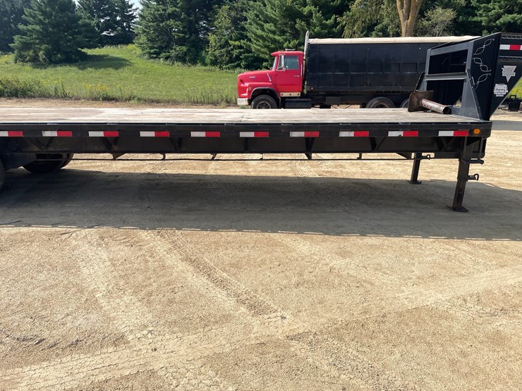 #110-•-2015-32'-pj-goosneck-trailer-(has-wi-title)-image-11