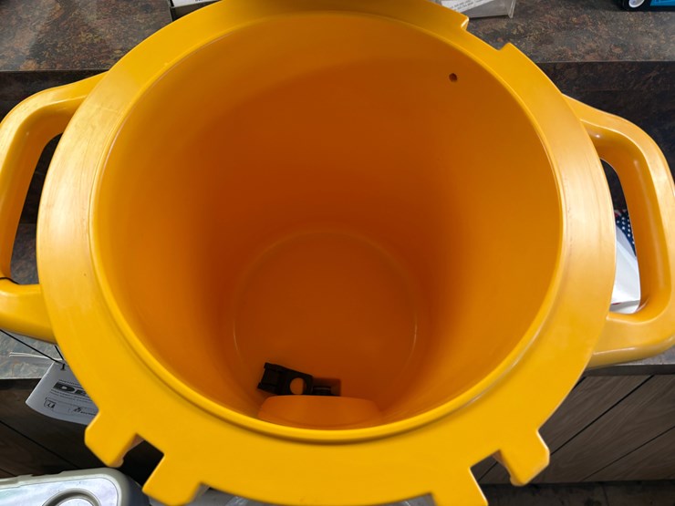 unused-dewalt-5-gallon-water-cooler-image-3