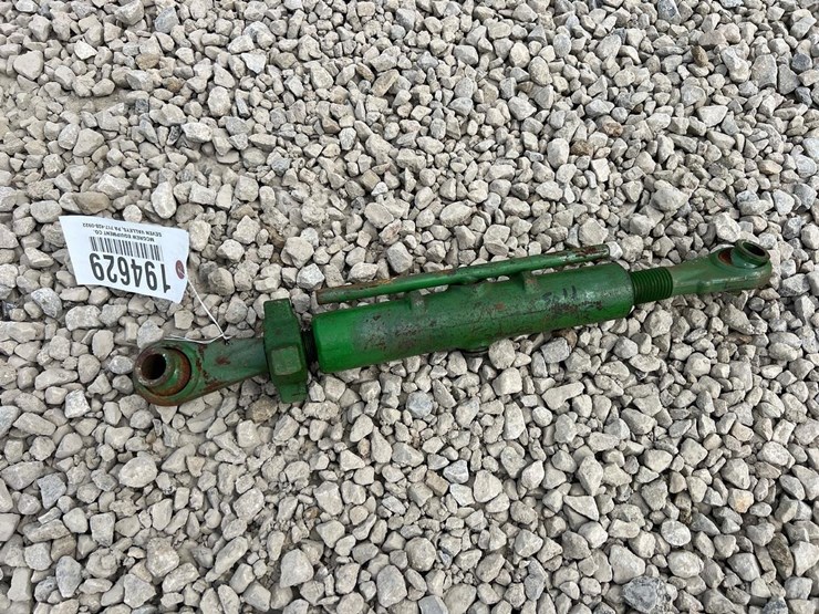john-deere-320-image-2