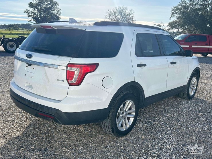 2016-ford-explorer-image-3