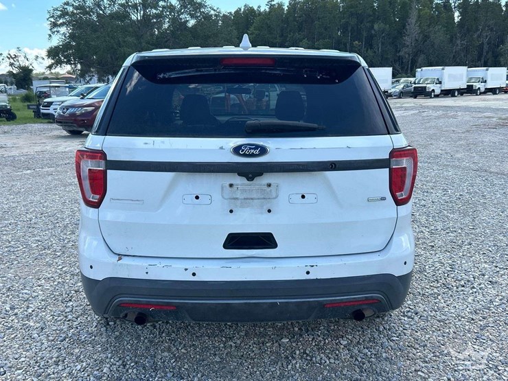 2016-ford-explorer-image-25