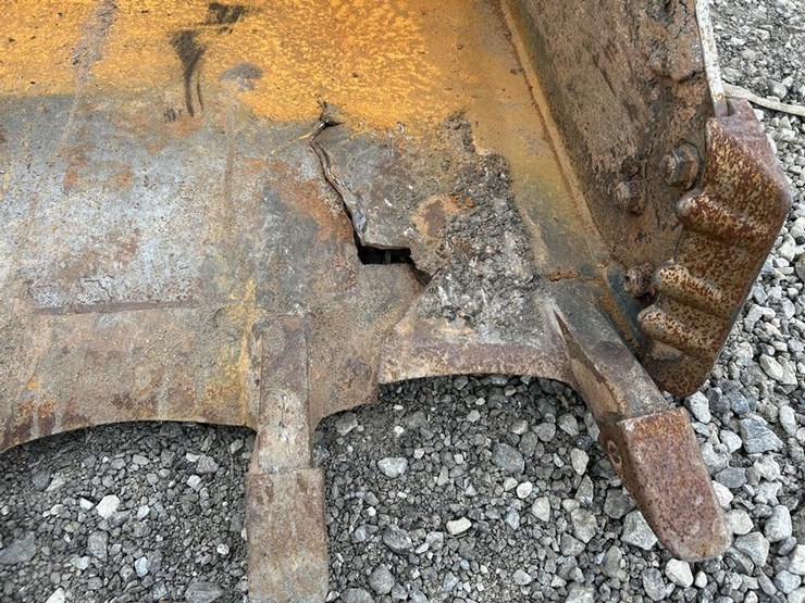 80”-tooth-skid-steer-bucket-image-6