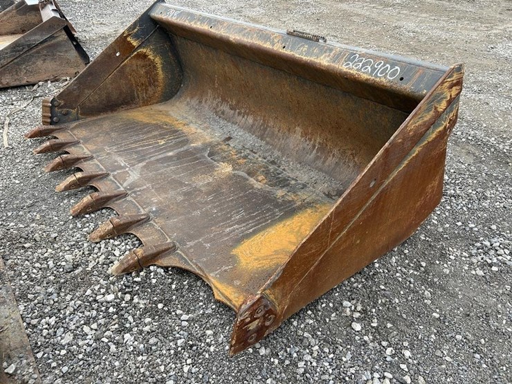 84"-tooth-skid-steer-bucket-image-4