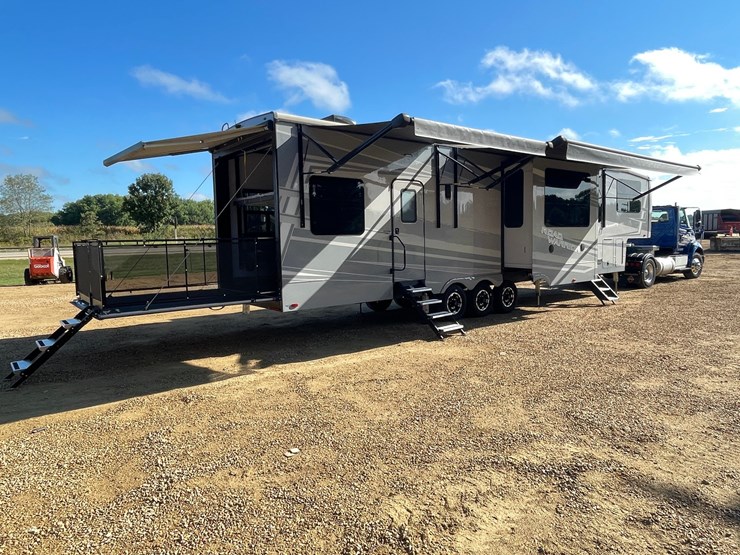 #100-•-2022-heartland-391-road-warrior-toy-hauler-camper-(has-wi-title)-image-109