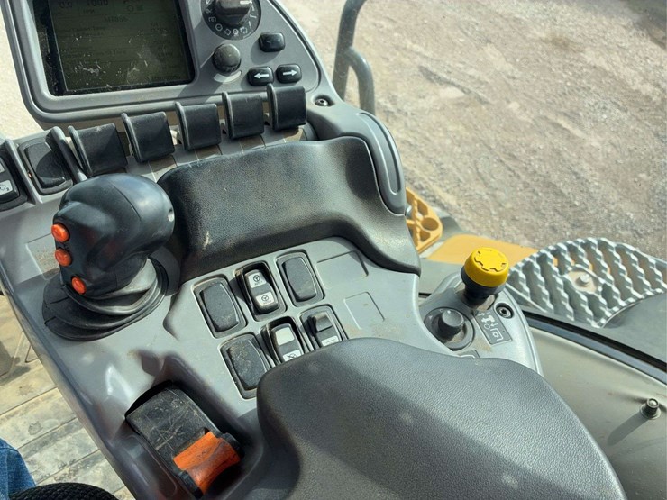 2005-challenger-cat-mt-855-b-belted-tractor-image-22