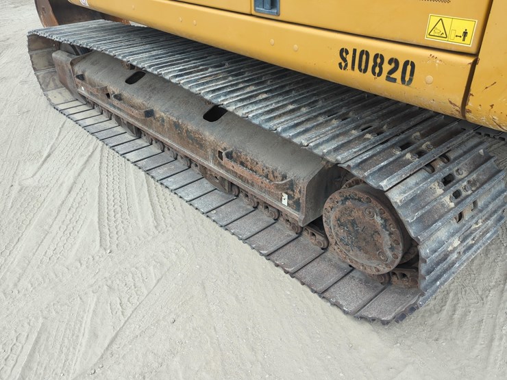 2020-caterpillar-320-image-15