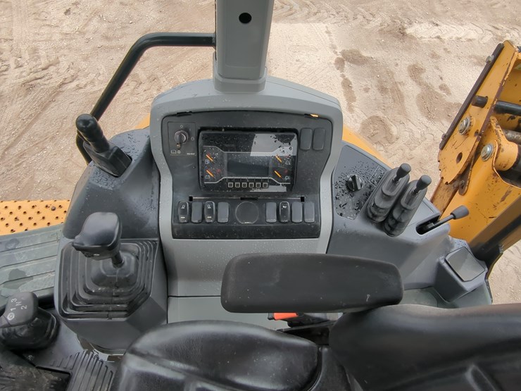 2023-caterpillar-416-image-18