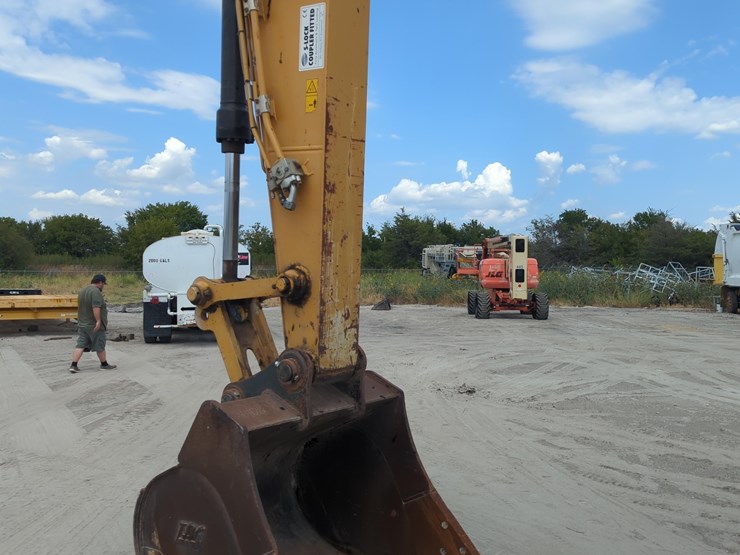 2020-caterpillar-320-image-7