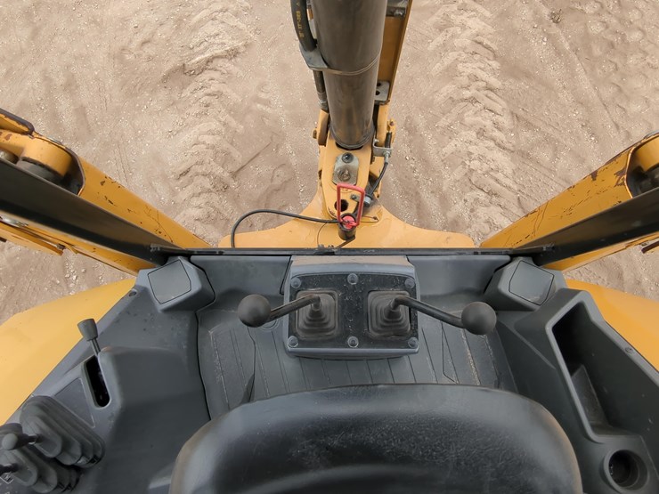 2023-caterpillar-416-image-17