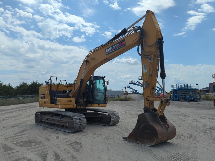 2020-caterpillar-320-image-4