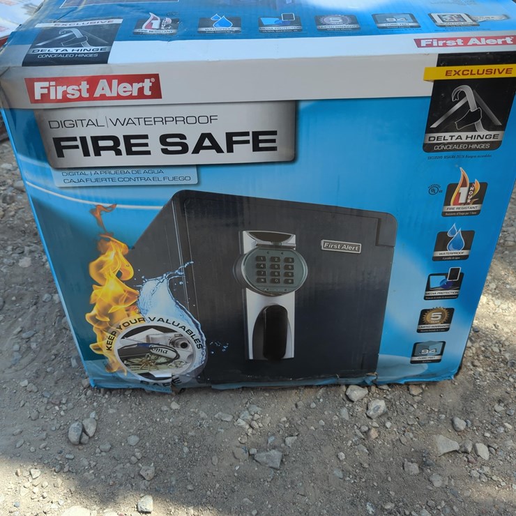 NEW FIRST ALERT 2087FA .94 CU FT FIRE AND WATER PROOF DIAL COMBINATION SAFE NEW SUPPORT EQUIPMENT