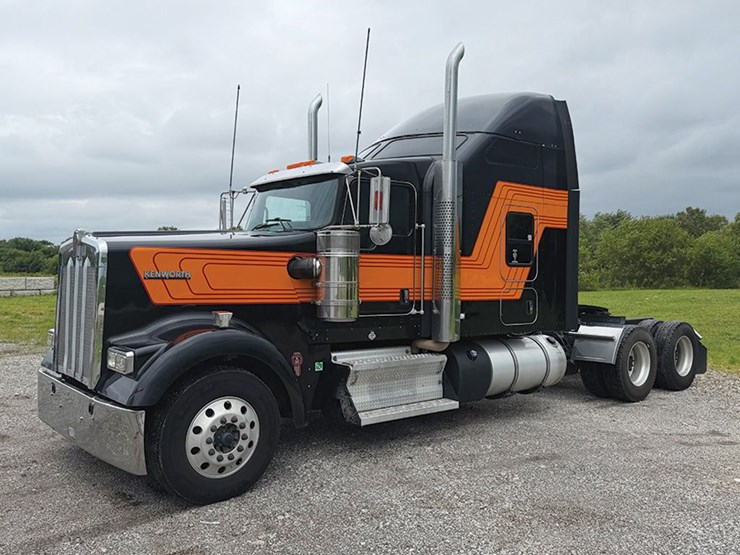 2022-kenworth-w900l-image-1