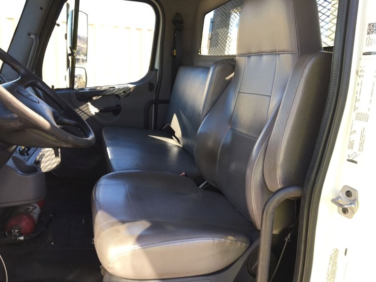 2019-freightliner-m2-106-image-11