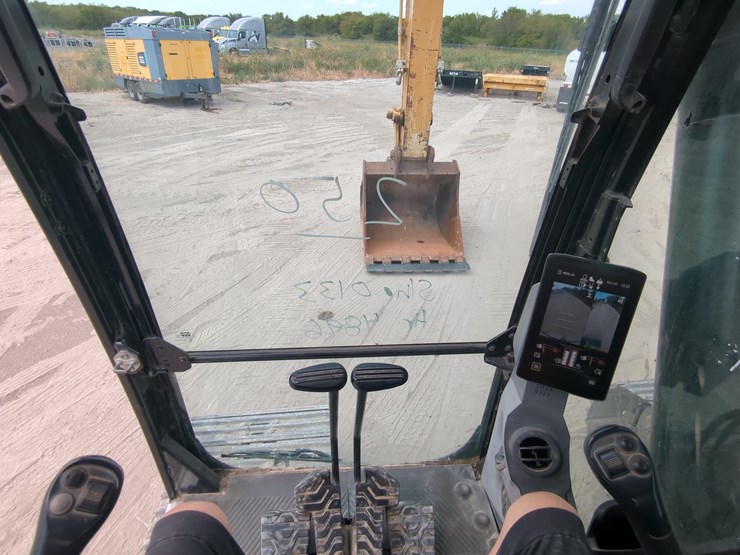 2020-caterpillar-320-image-26