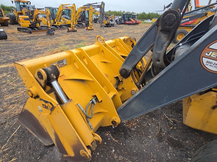 2021-deere-710l-image-11