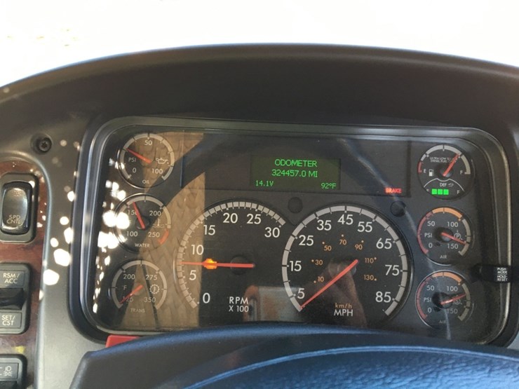 2019-freightliner-m2-106-image-9
