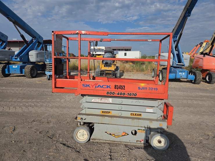 skyjack-sj3219-scissor-lift-image-10