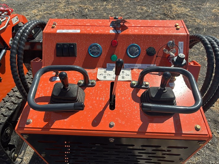 new-ats-t460-mini-track-loader-image-10