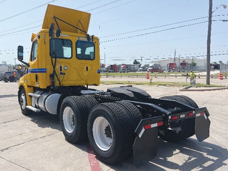 2019-freightliner-cascadia-126-image-2
