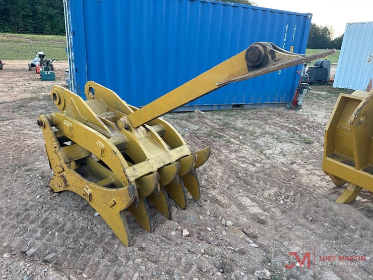 caterpillar-320-image-1