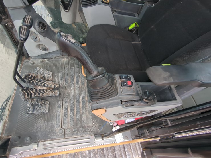 2020-caterpillar-320-image-24