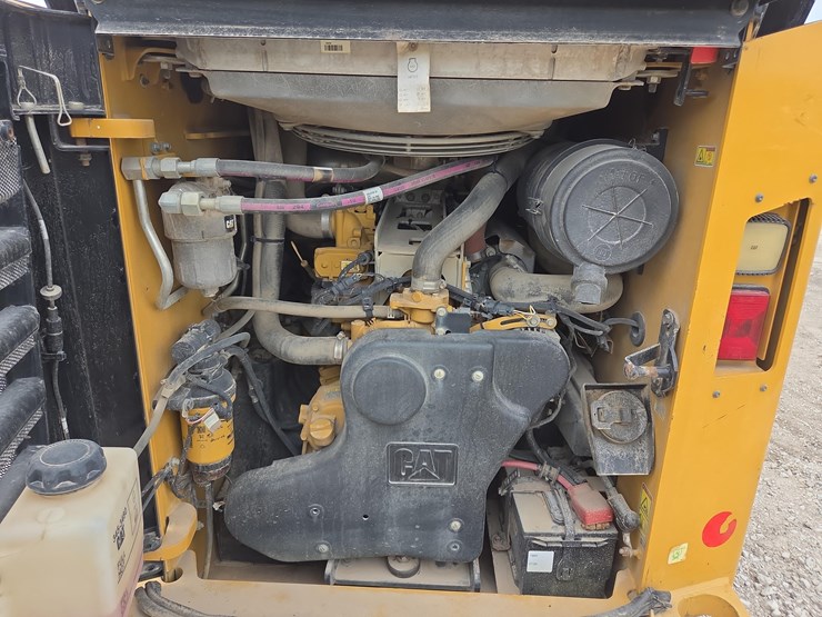 2022-caterpillar-299d3-image-15