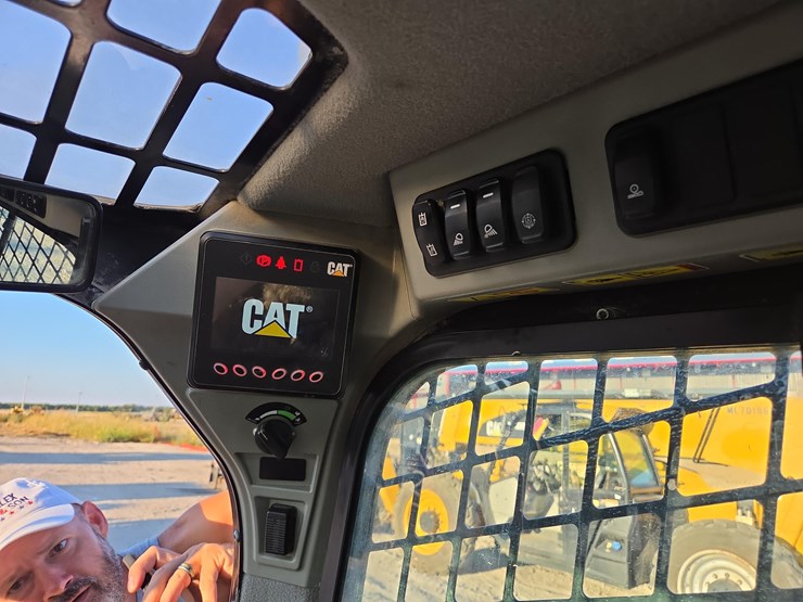 2021-caterpillar-259d3-image-18