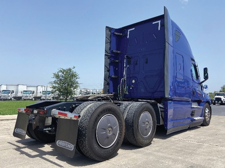 2022-freightliner-cascadia-126-image-2
