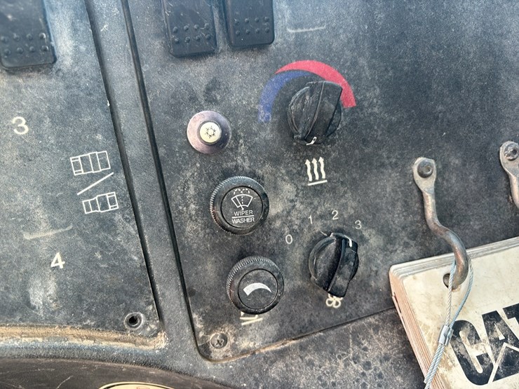 caterpillar-tl1055c-image-16