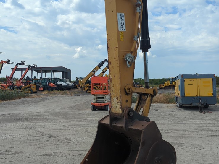 2020-caterpillar-320-image-8