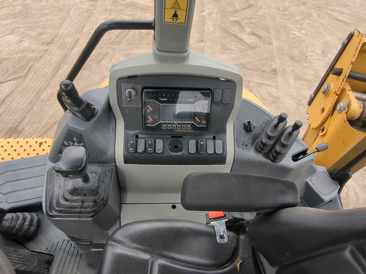 2023-caterpillar-416-image-18