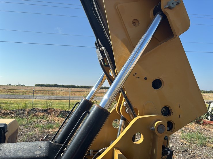 caterpillar-tl1055c-image-8