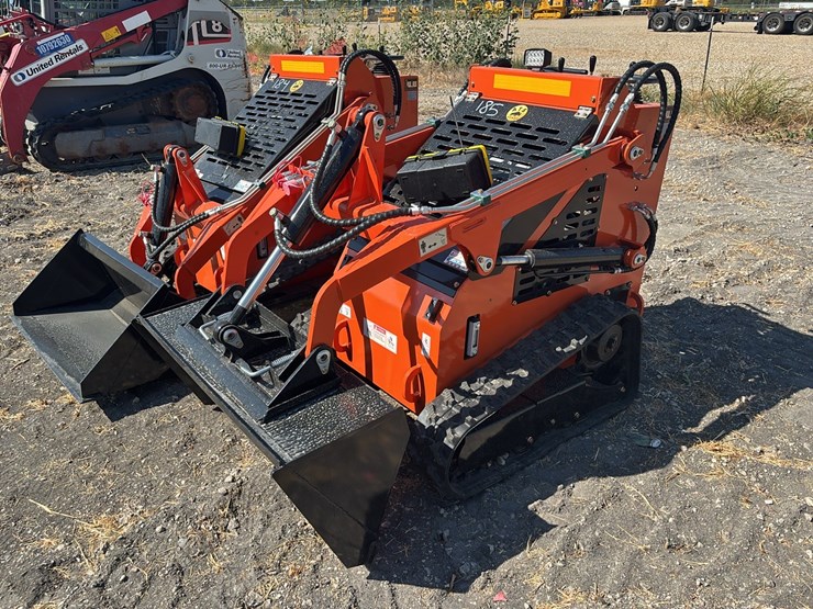 new-ats-t460-mini-track-loader-image-1