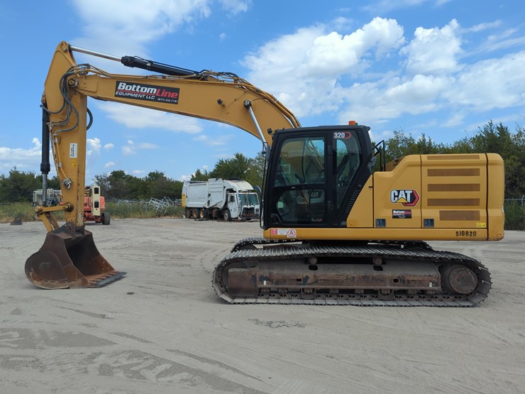 2020-caterpillar-320-image-1