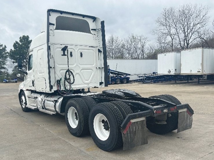 2020-freightliner-cascadia-126-image-2